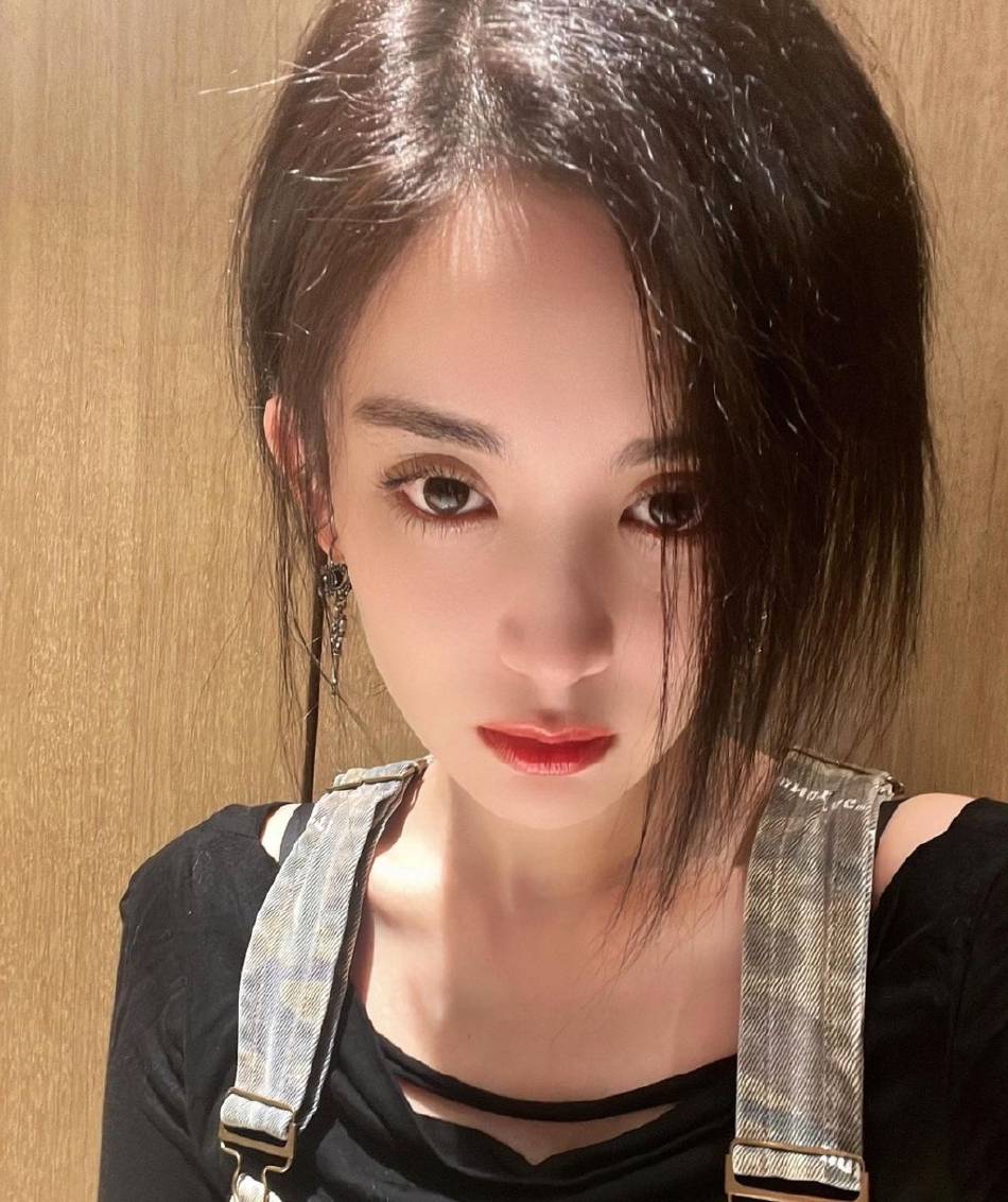 古力娜扎晒自拍照 五官精致肤白貌美 
