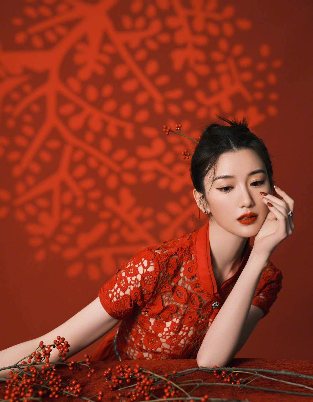 毛晓彤晒红裙美照喊话：妈妈我上春晚啦