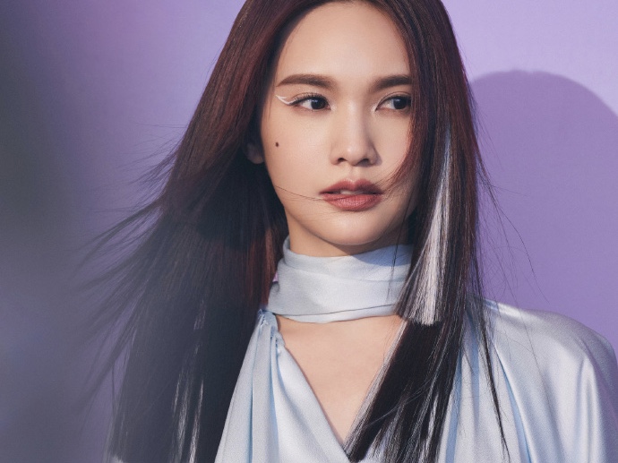 杨丞琳穿淡蓝色连体装开唱 干练又甜美 