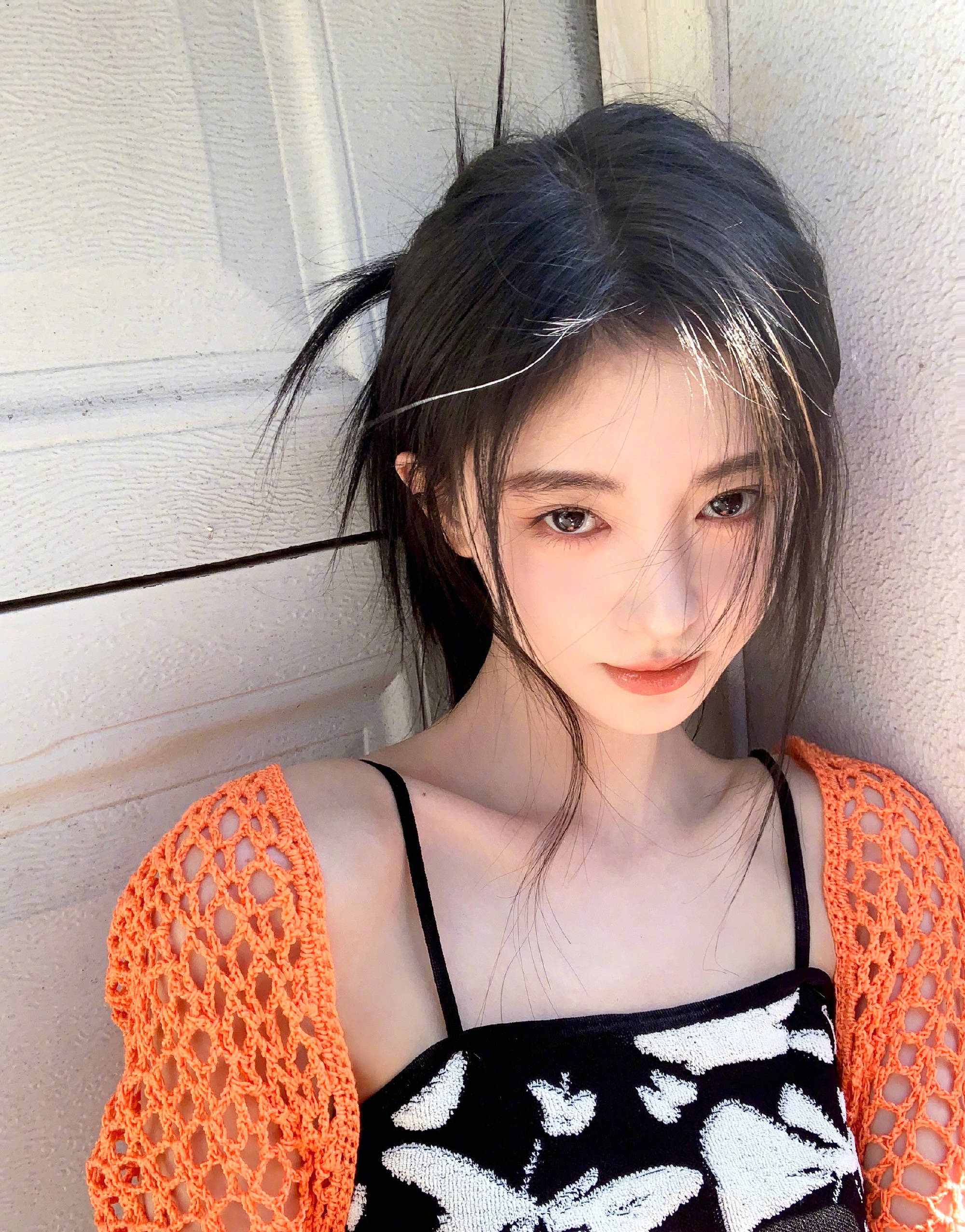 鞠婧祎晒美照 打扮清凉秀精致锁骨 