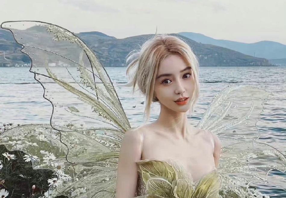 baby生日照曝光 盘金发背翅膀似精灵少女 
