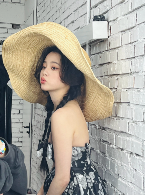 欧阳娜娜拍美照 嘟嘴甜笑清纯又俏皮 