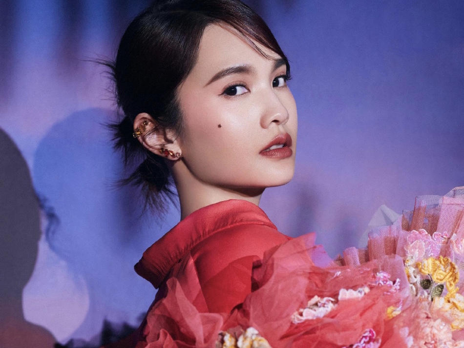 杨丞琳穿粉色蓬蓬袖长裙 柔美散发春日气息 