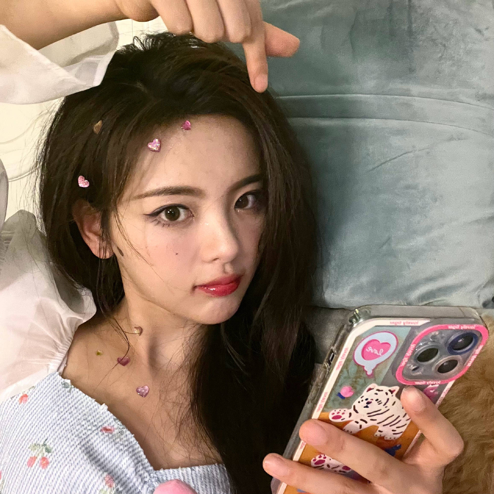 杨超越分享自拍 抿嘴比心俏皮可爱 