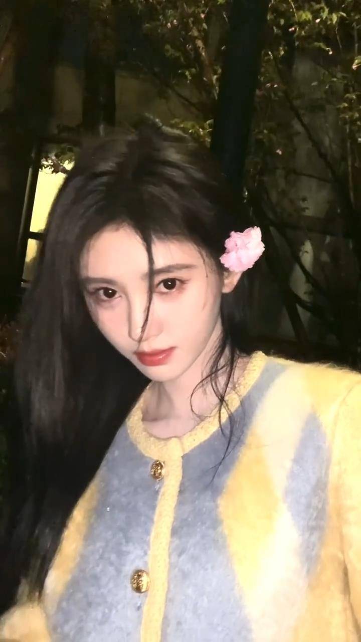 鞠婧祎晒春日户外随拍 头戴鲜花人比花娇 