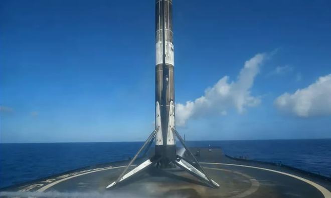 12手火箭达成：SpaceX 53颗星链卫星搭载猎鹰9号发射成功 