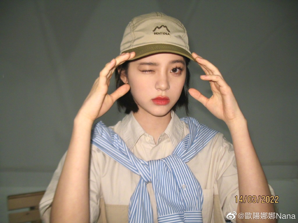 欧阳娜娜随手拍花絮曝光 造型百变少女感强 