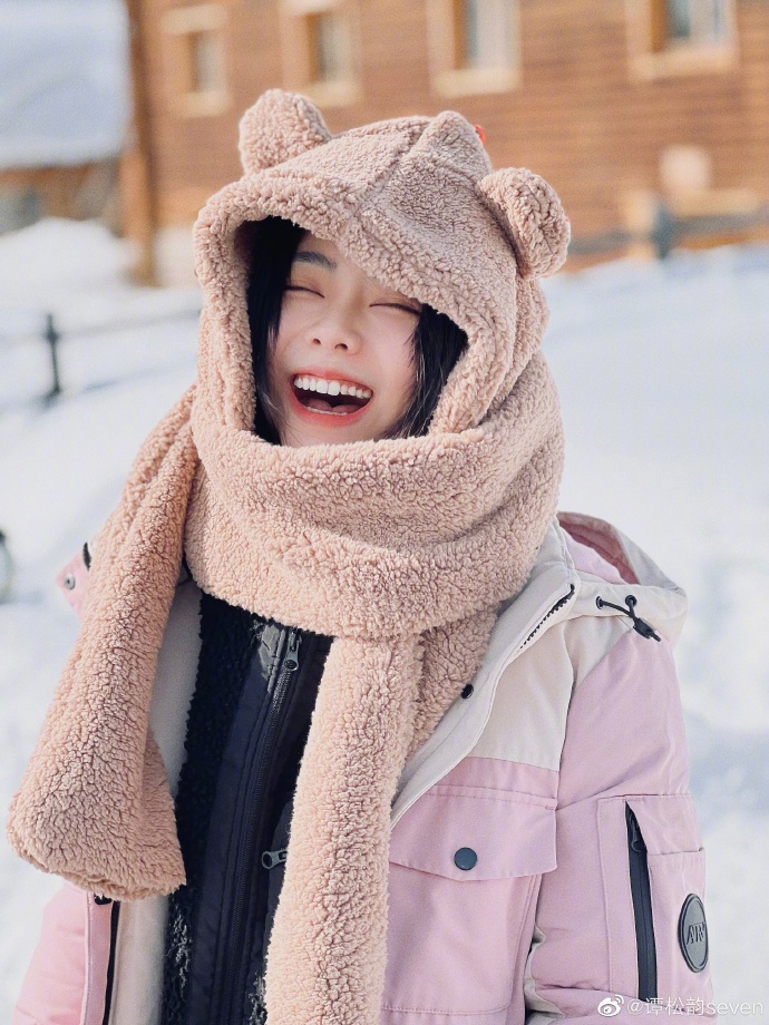 谭松韵晒雪地美照 戴小熊帽笑容灿烂 