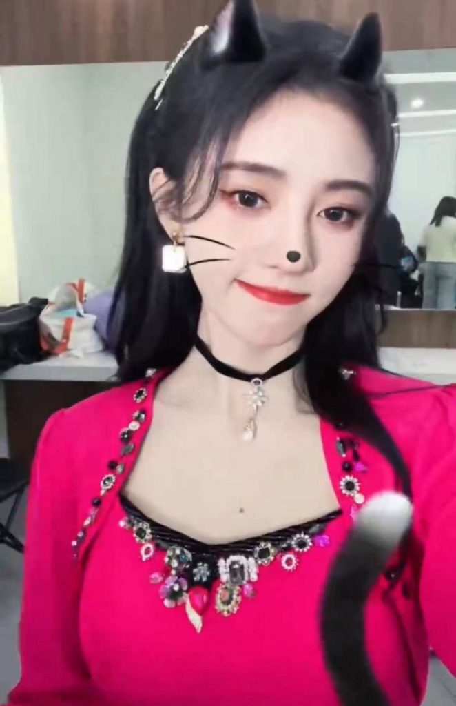 鞠婧祎用猫咪特效摆拍 歪头比耶可爱满分 