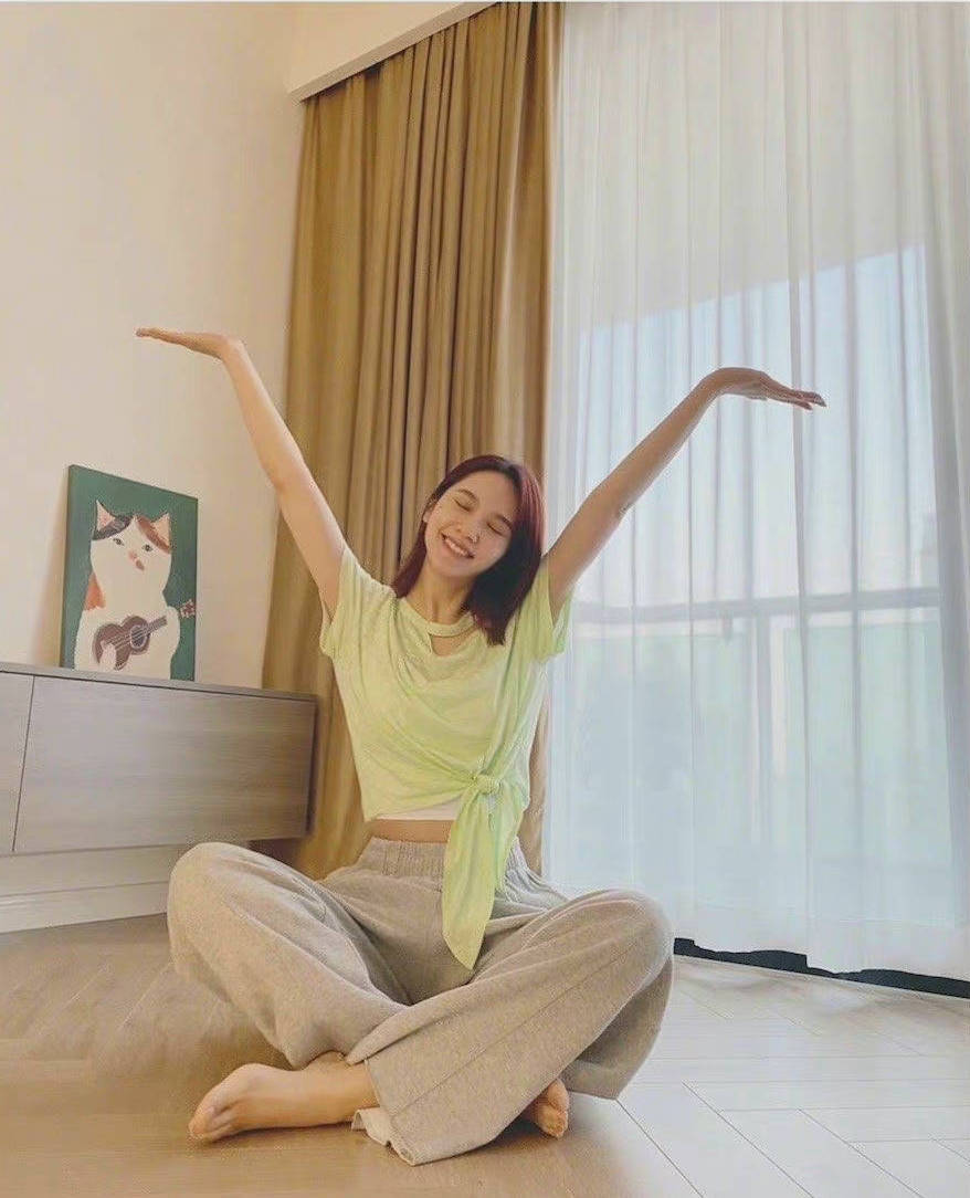 杨丞琳晒居家运动美照 长腿吸睛元气满满 