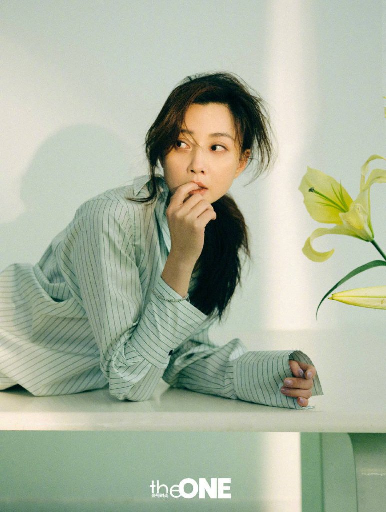 殷桃拍杂志写真大气温婉 散发成熟魅力 