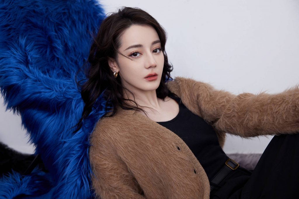 工作室晒热巴美照 撩衣服秀香肩性感迷人 