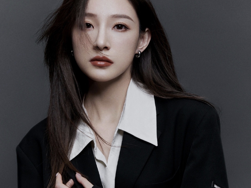 央视主持人马凡舒穿黑西装又美又飒 