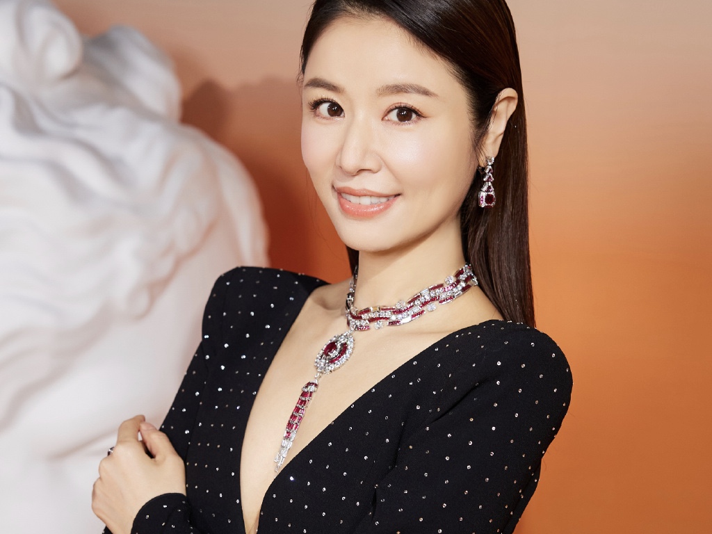 林心如穿黑色深V礼服 戴超大红宝石项链吸睛