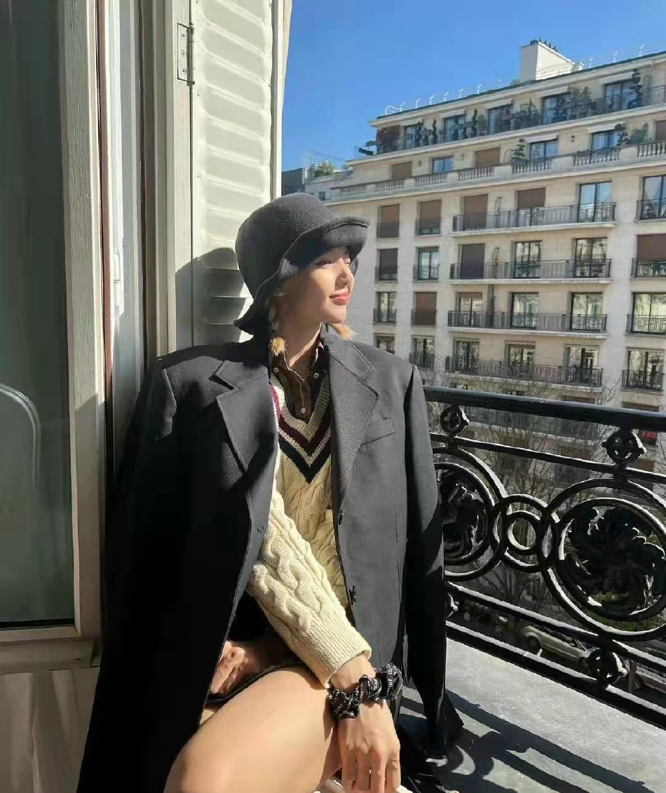 Lisa晒出迪士尼旅行照 戴魔法帽摩登感十足 