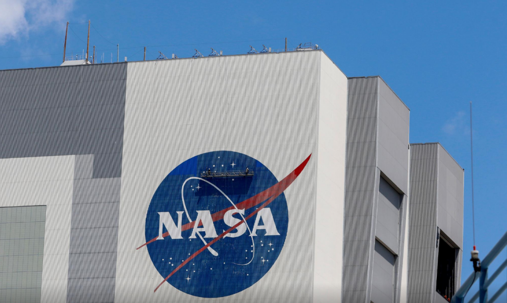 NASA宇航员进行今年来首次太空行走 升级空间站电力系统 