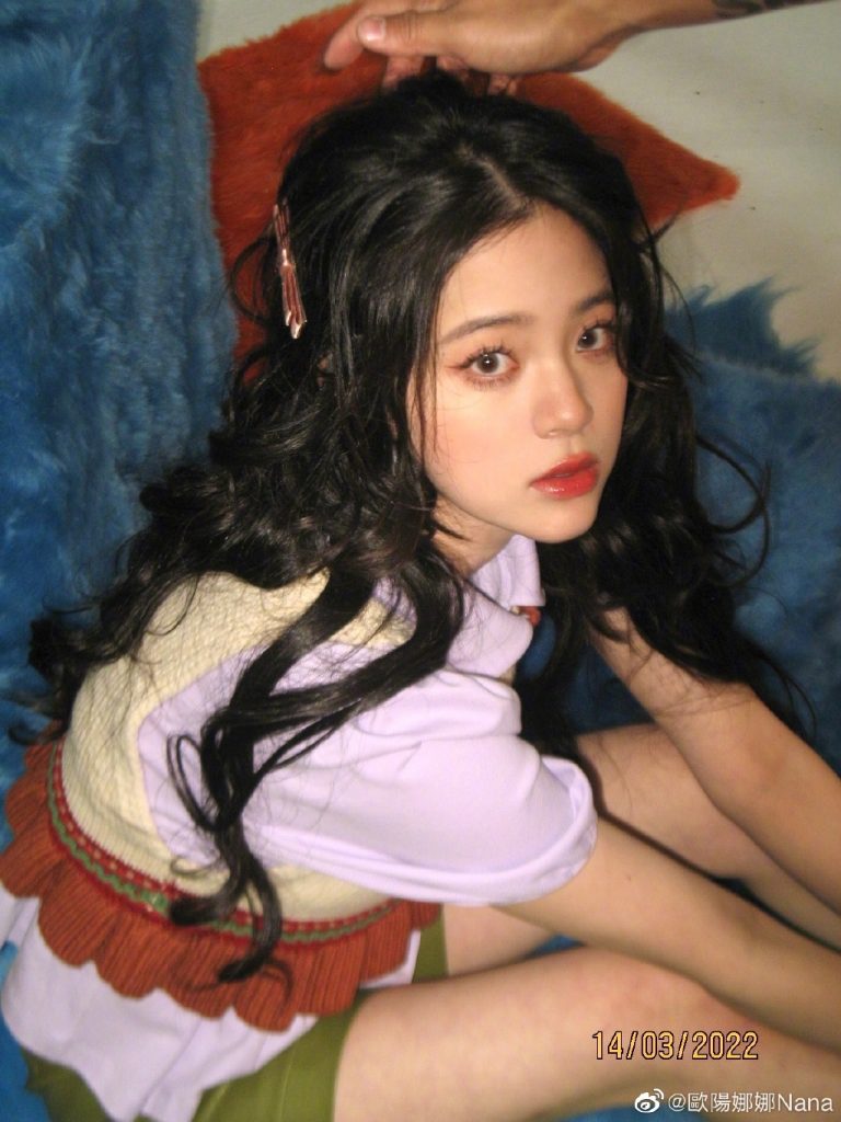 欧阳娜娜随手拍花絮曝光 造型百变少女感强 
