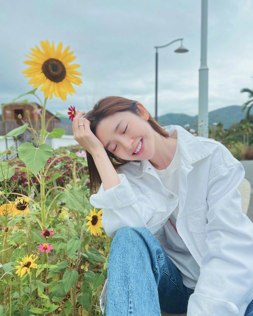 唐艺昕春暖花开随手拍 穿白衬衣甜笑可爱&nbsp