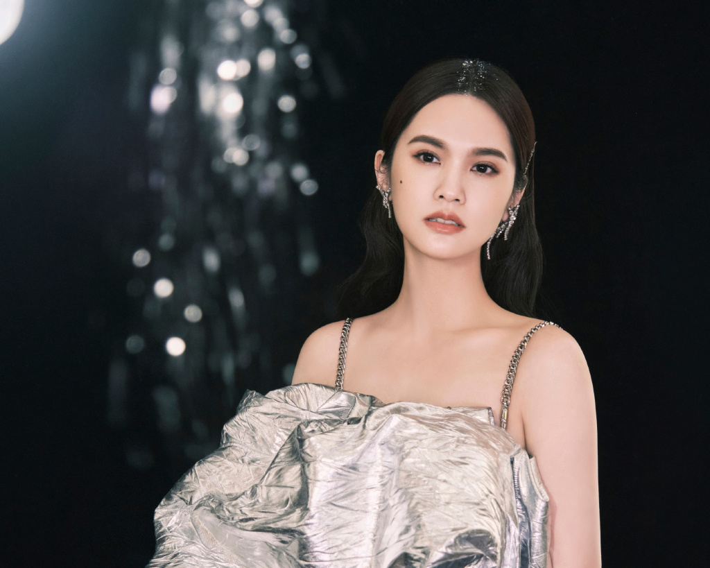 杨丞琳穿吊带黑裙 头撒亮片又仙又美 