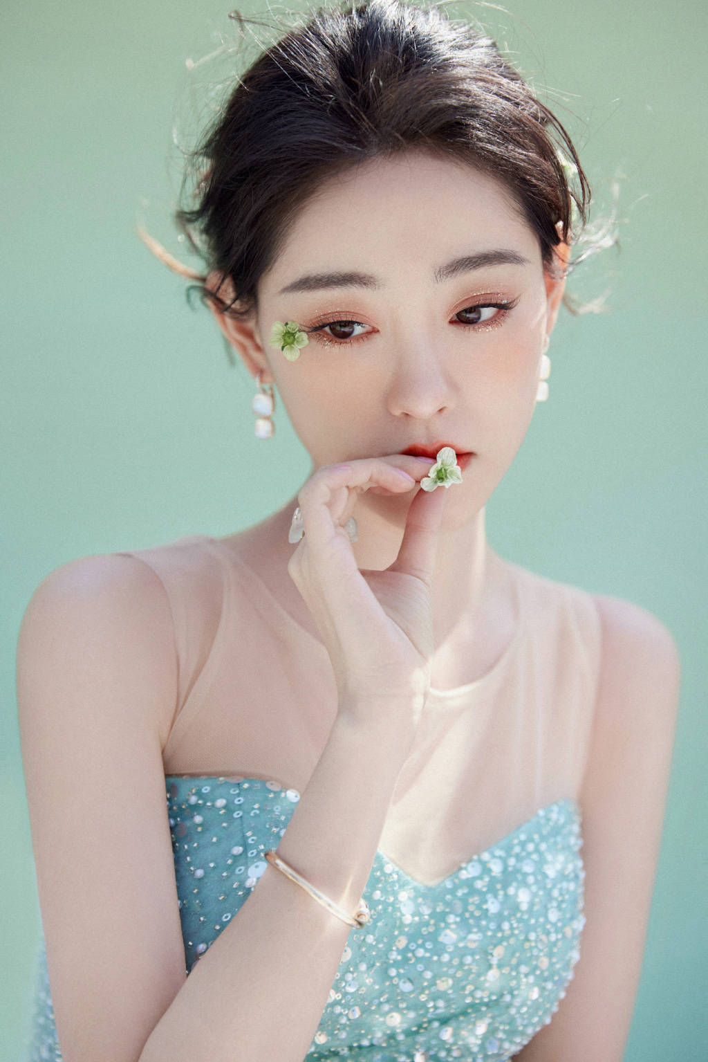 祝绪丹穿绿裙口含鲜花 妩媚动人 