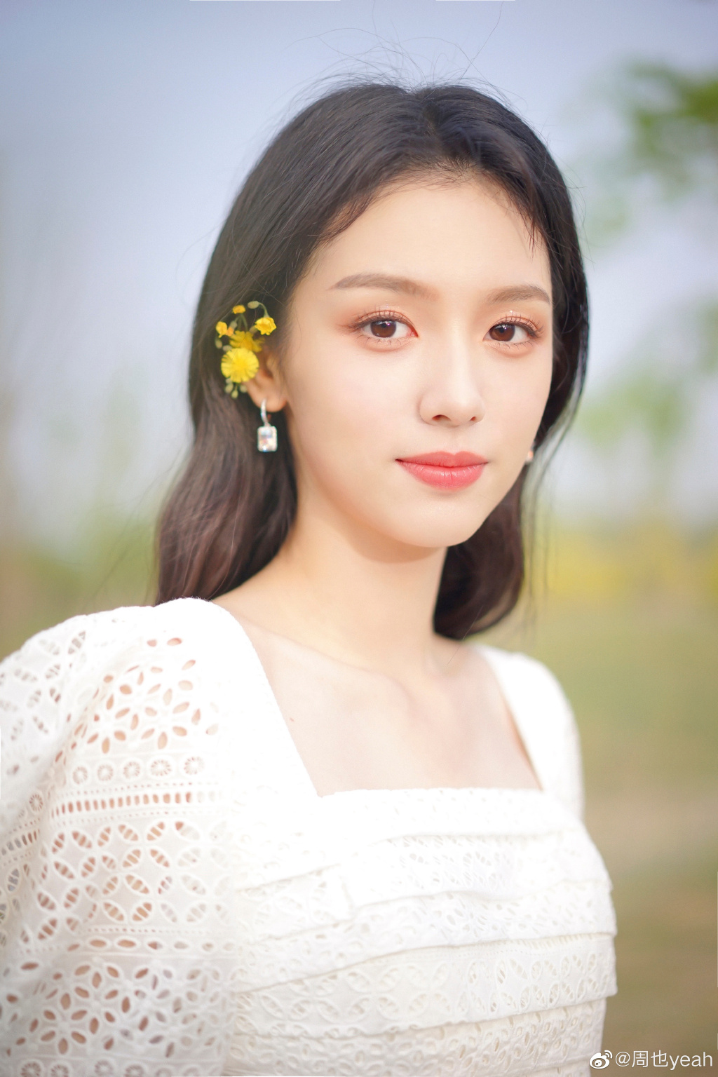 周也穿白裙拍春日大片 戴小黄花清新唯美 