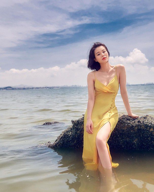 胡杏儿近照曝光，穿吊带在海边晒太阳 