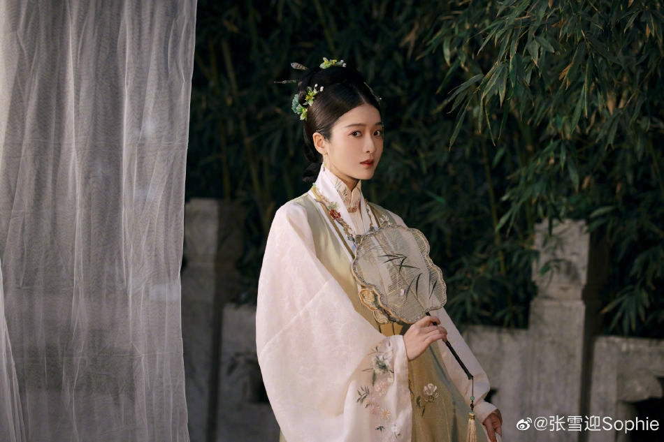 张雪迎晒古风造型照 穿汉服温婉大气 