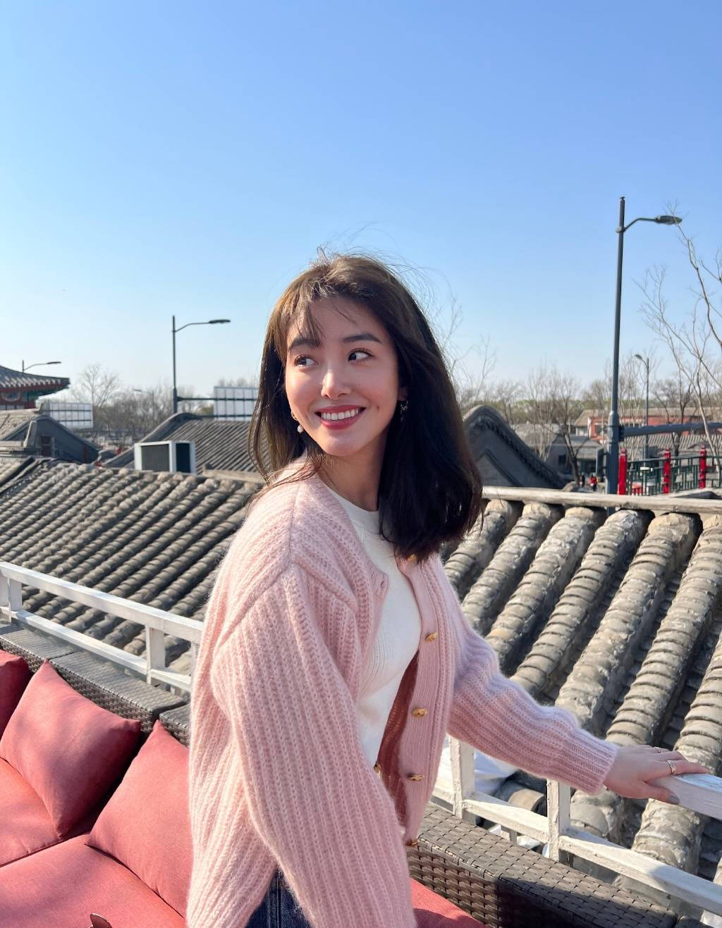 杨采钰晒甜美春日照 穿针织开衫舒适惬意 