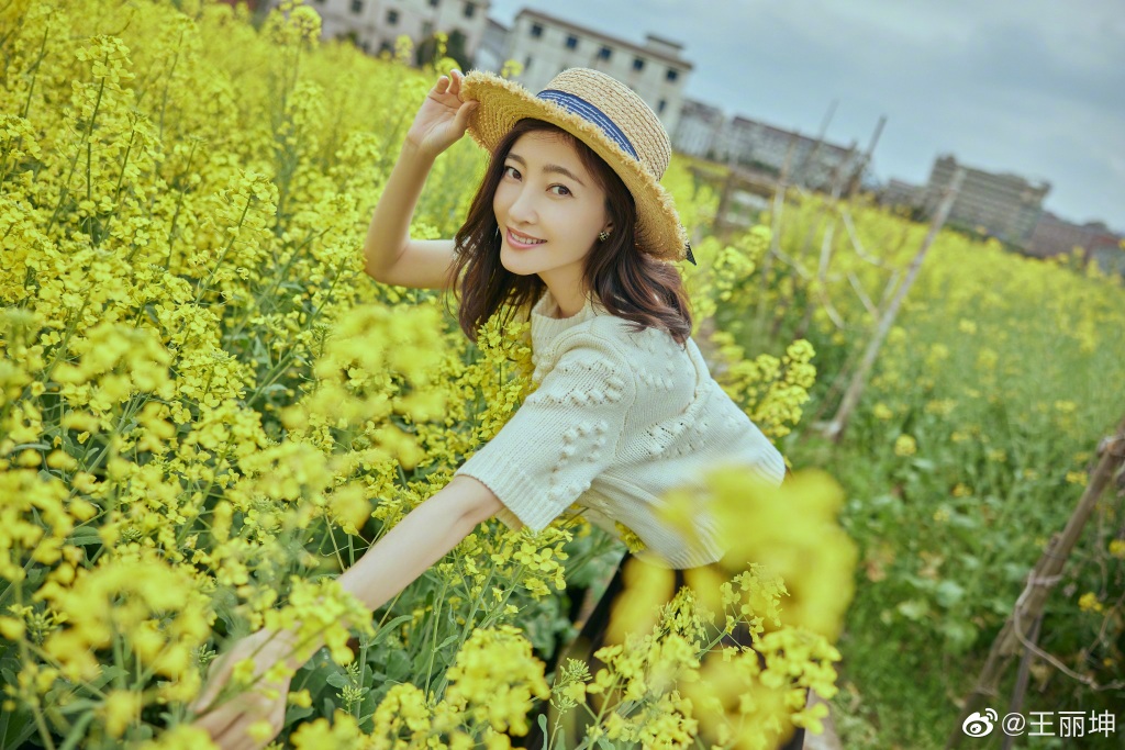 王丽坤晒春日美照 手握鲜花娇艳动人 