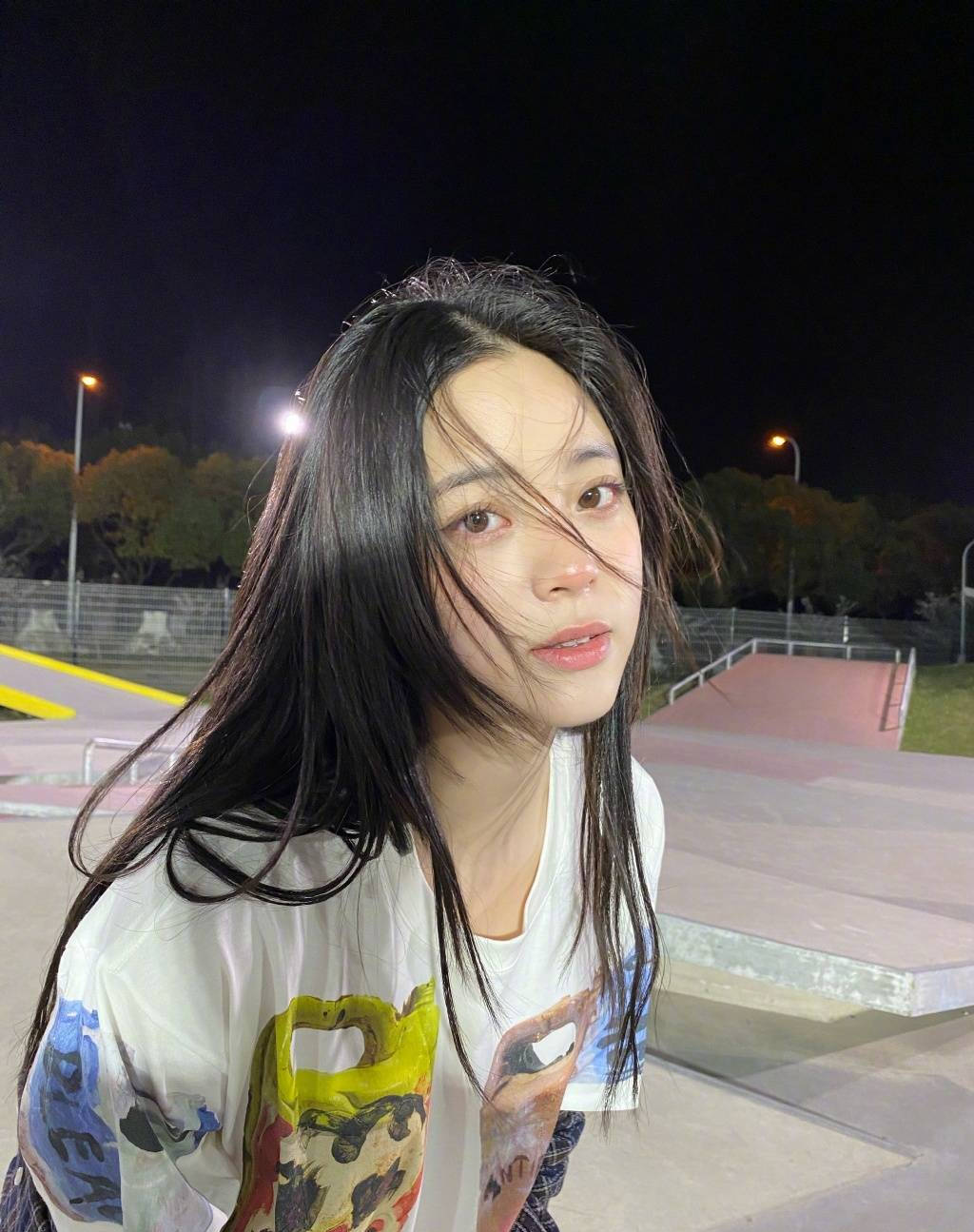 欧阳娜娜晒玩滑板美照 长发飘飘活力满满 