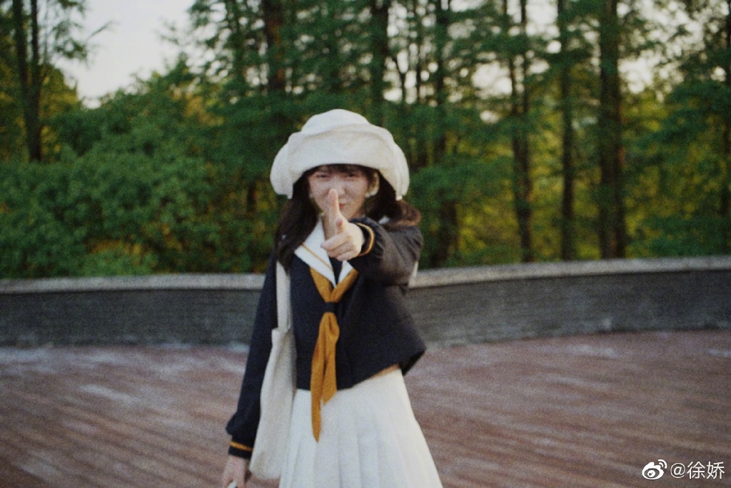 明媚少女！徐娇穿水手服灿笑娇俏可爱 