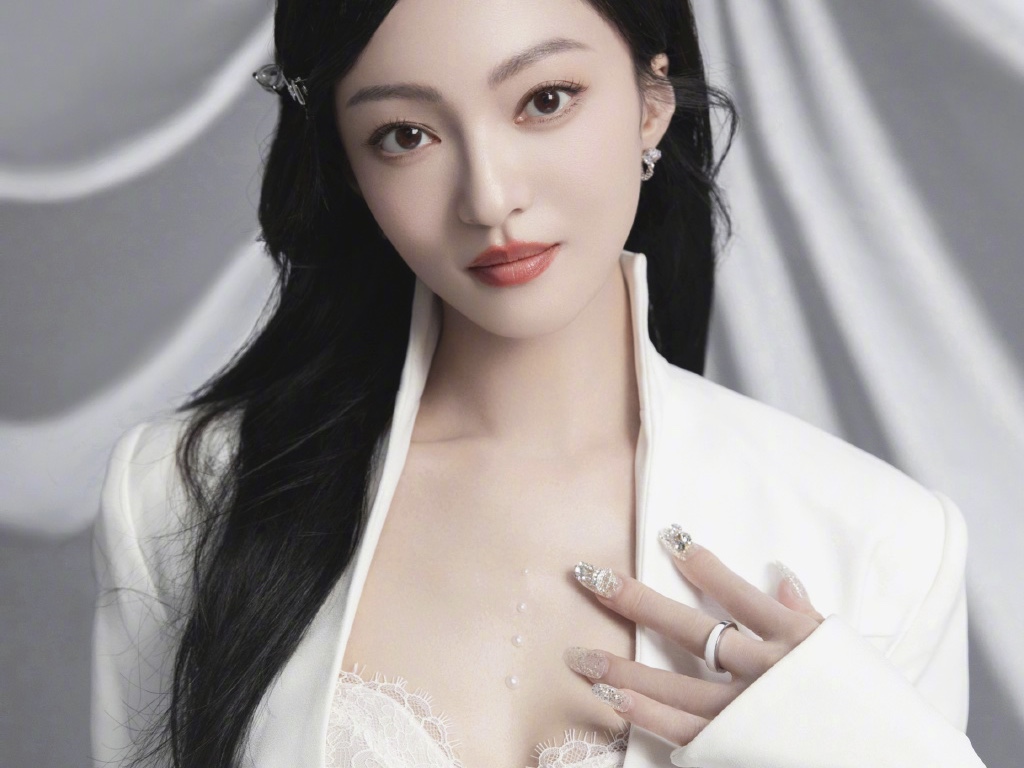 张韶涵晒九宫格美照 白西装配轻纱优雅干练 