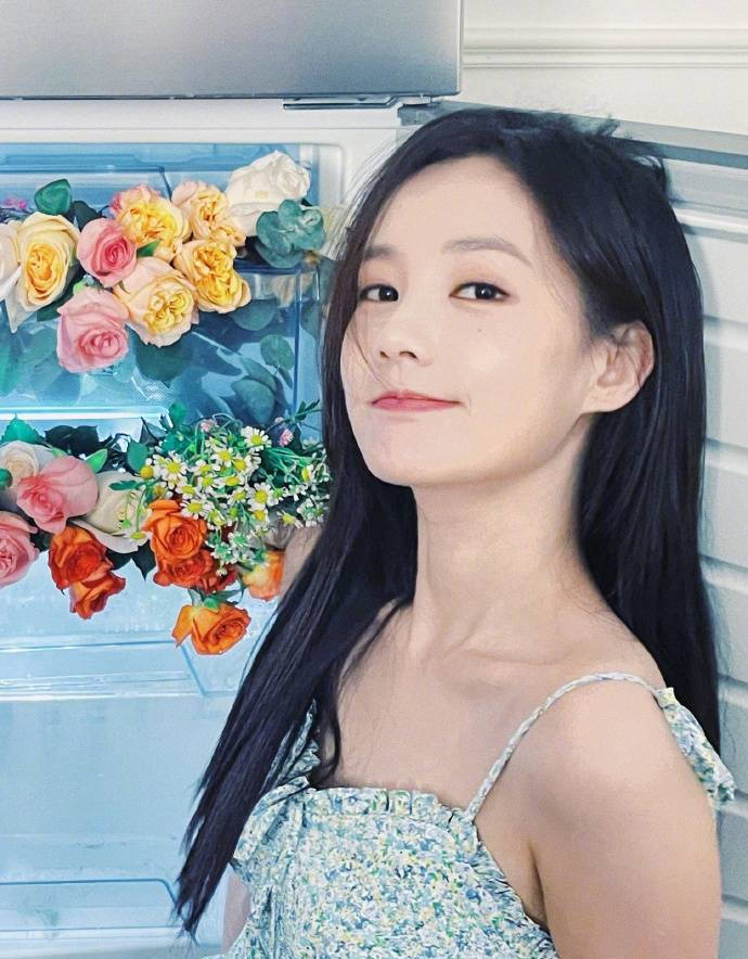 李一桐晒美照 皮肤白皙性感迷人 