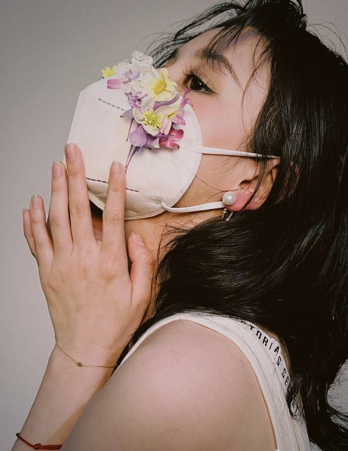 宋祖儿戴立体花朵口罩 清纯俏皮气质绝 