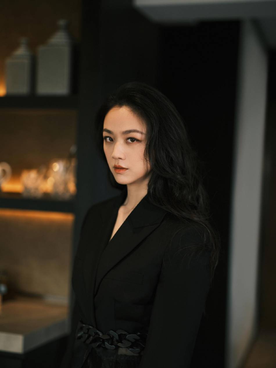 汤唯穿黑西装知性优雅 波浪卷发撩人 