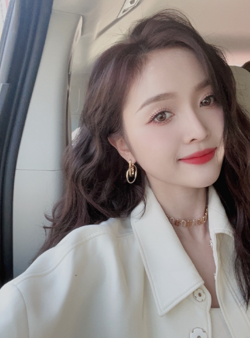 吴宣仪晒甜美自拍 妆容精致嘟嘴卖萌 