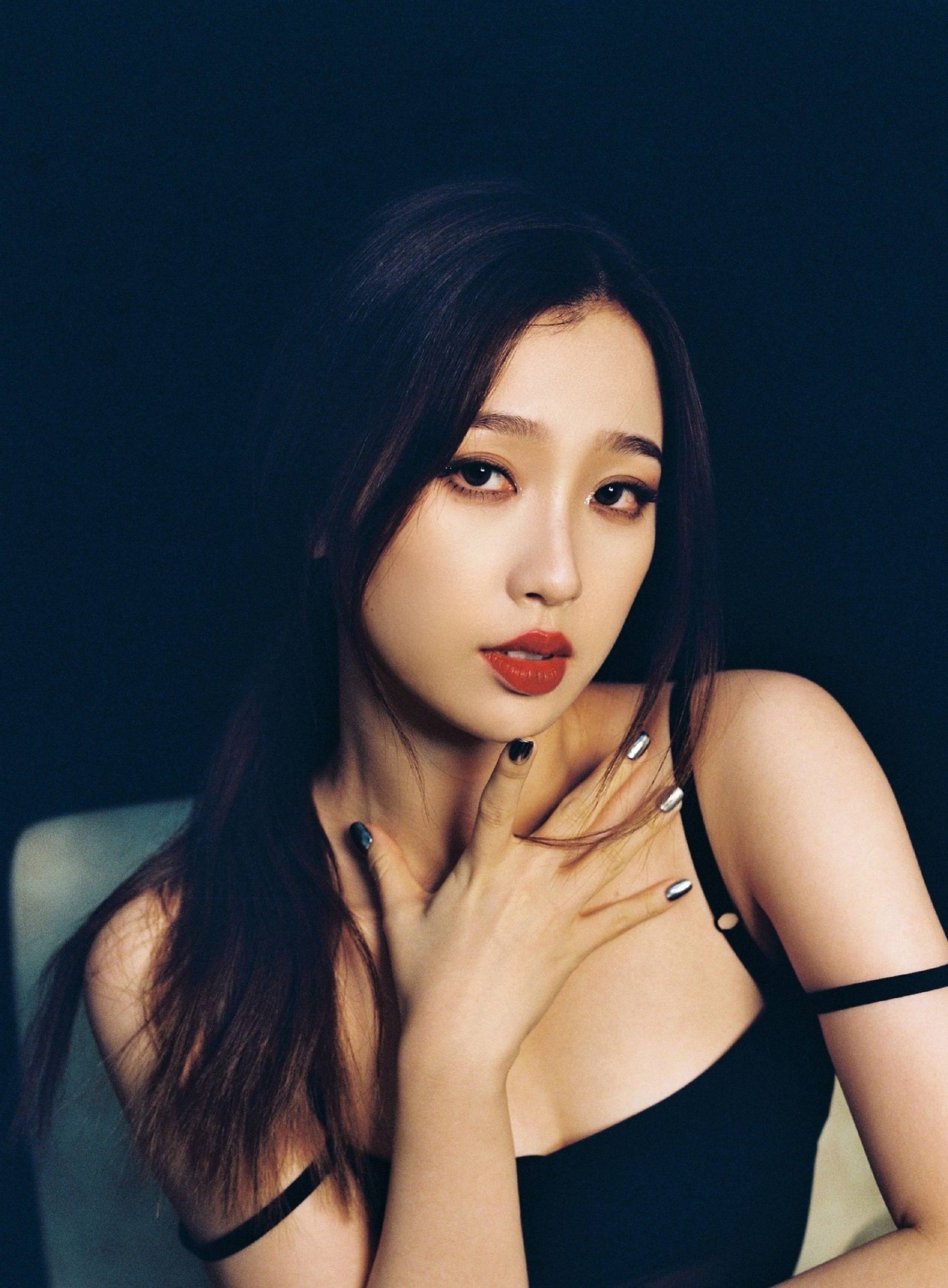 虞书欣拍辣妹风写真 性感妩媚 