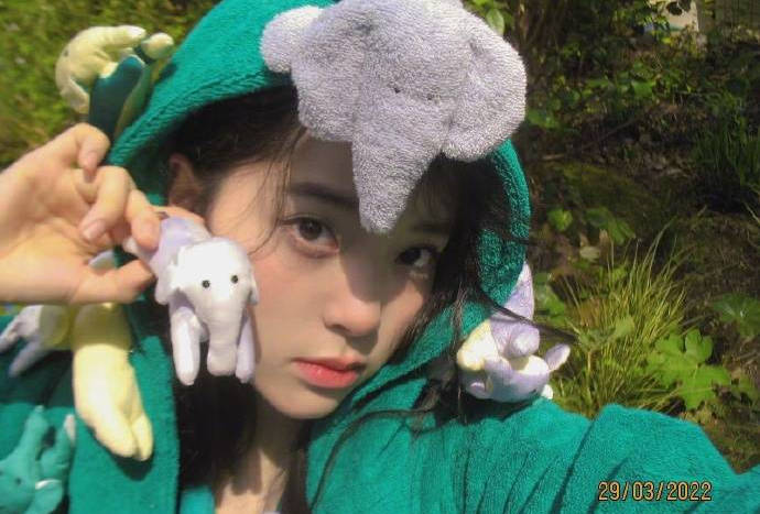 欧阳娜娜对镜头卖萌清纯可爱 少女感十足 