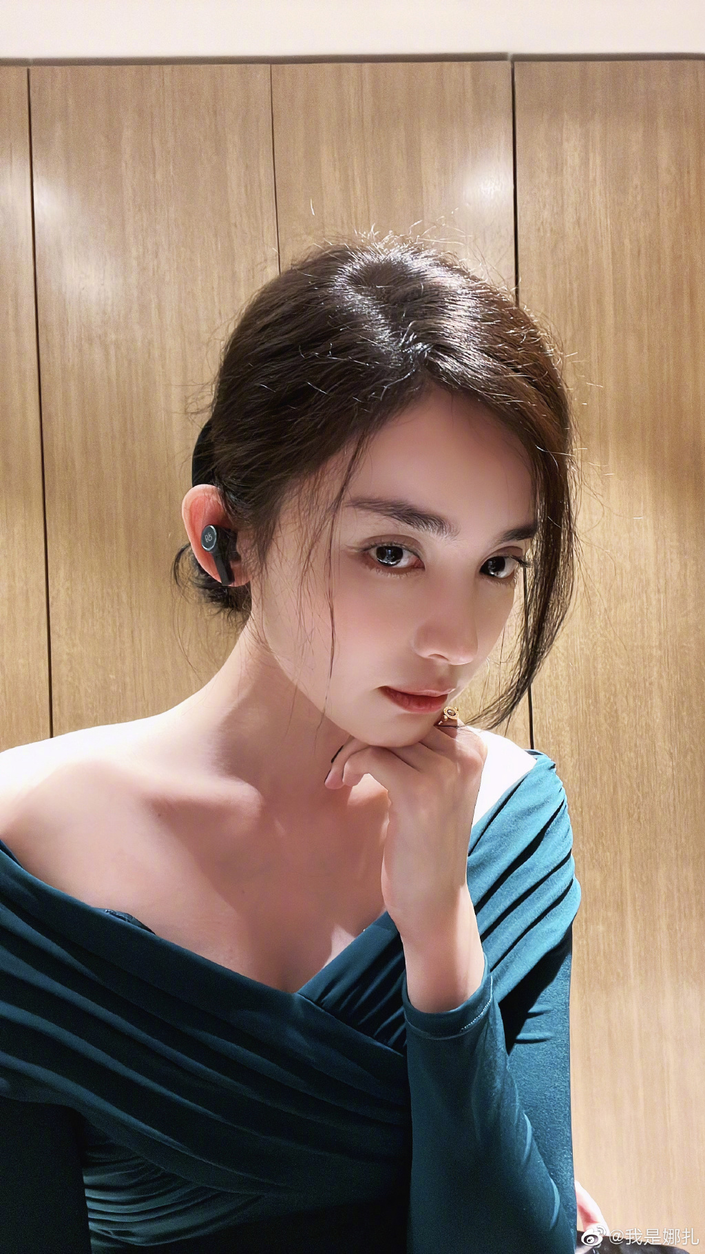 娜扎对镜玩自拍 穿露肩装姿态慵懒眼神撩人 
