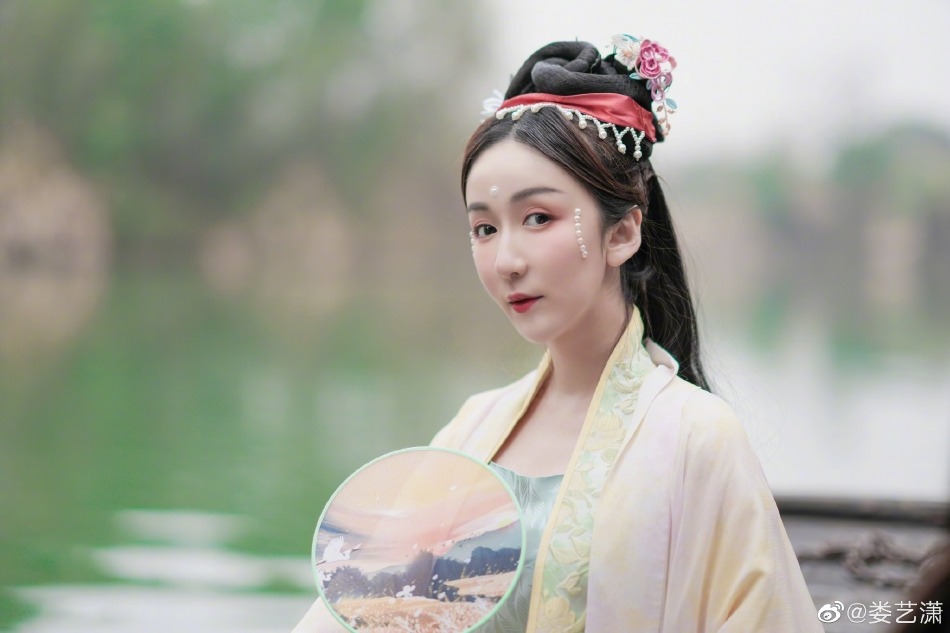 娄艺潇晒穿汉服踏青照 持团扇温柔典雅 