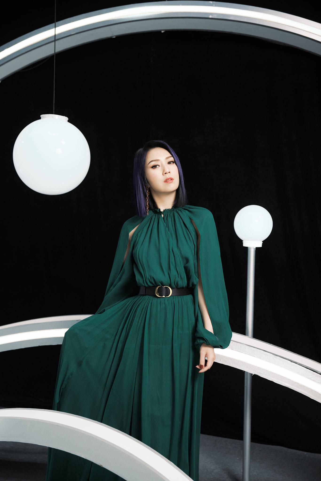 工作室晒杨千嬅录节目写真 气质温婉可人 