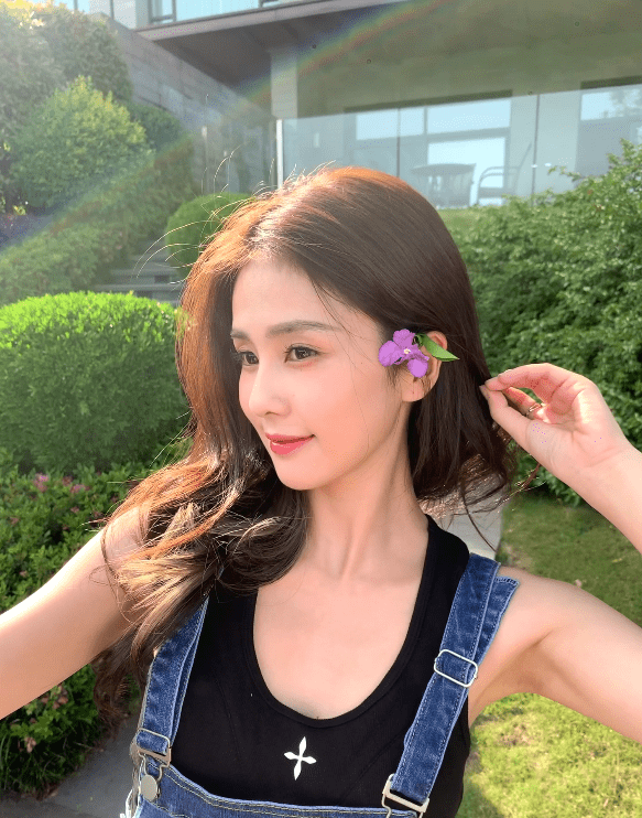 白鹿晒踏青美照 穿背带牛仔裤清纯又甜美 