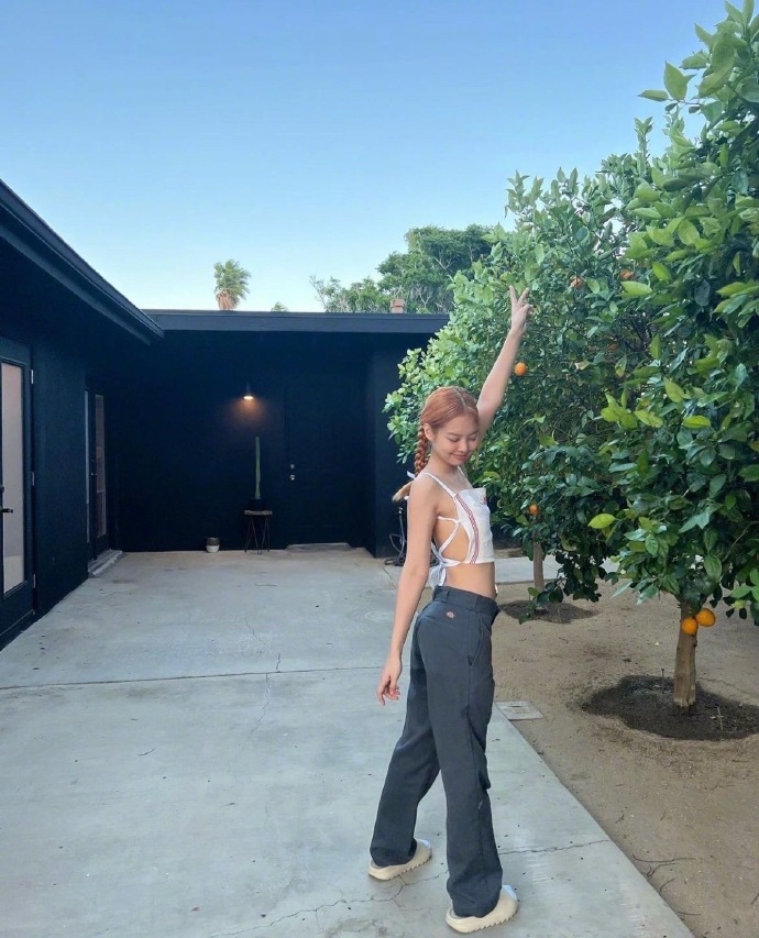 Jennie晒美照 穿辣妹装大秀好身材 