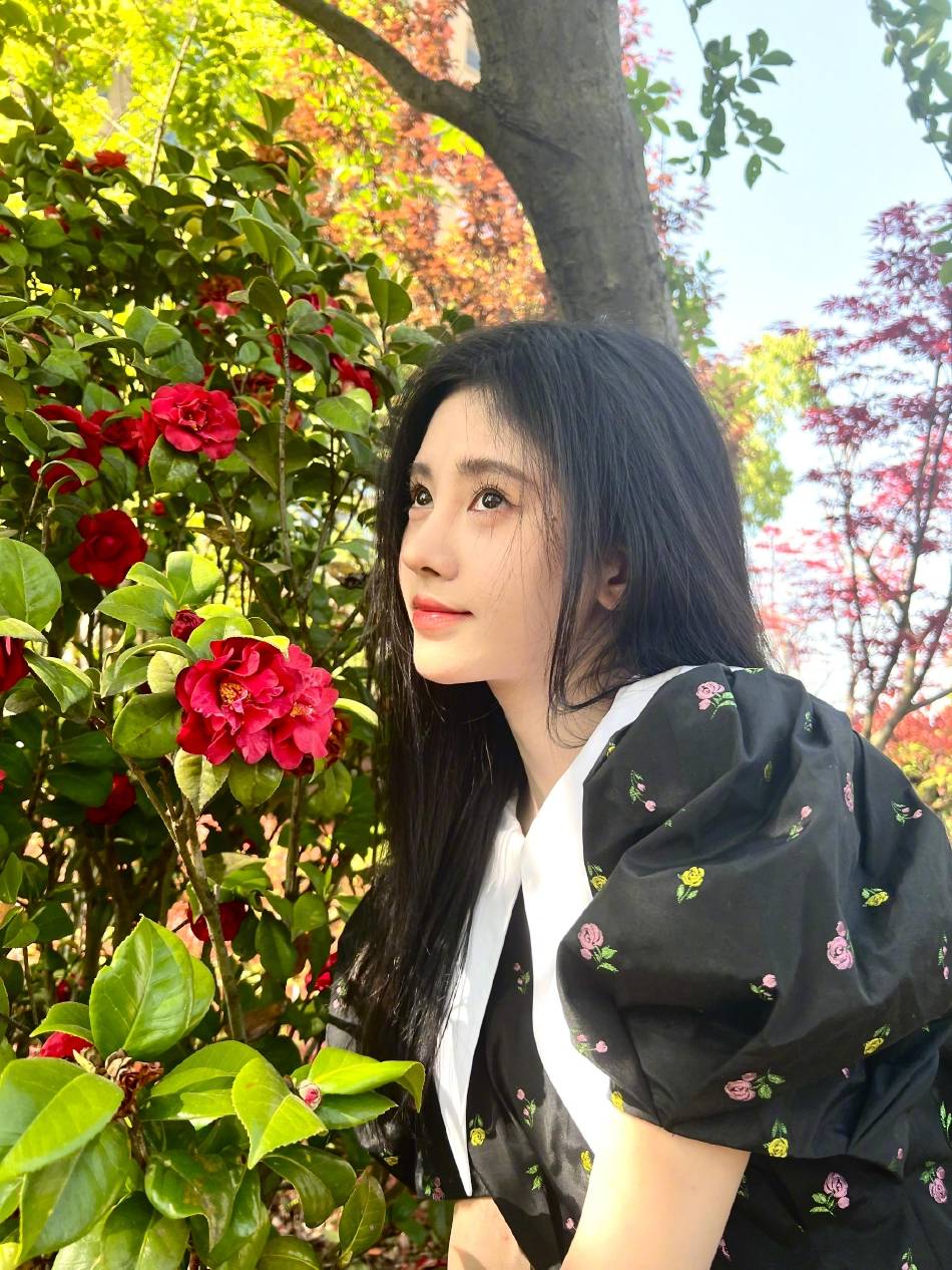 鞠婧祎晒春日美照 穿泡泡袖短裙甜度满分 