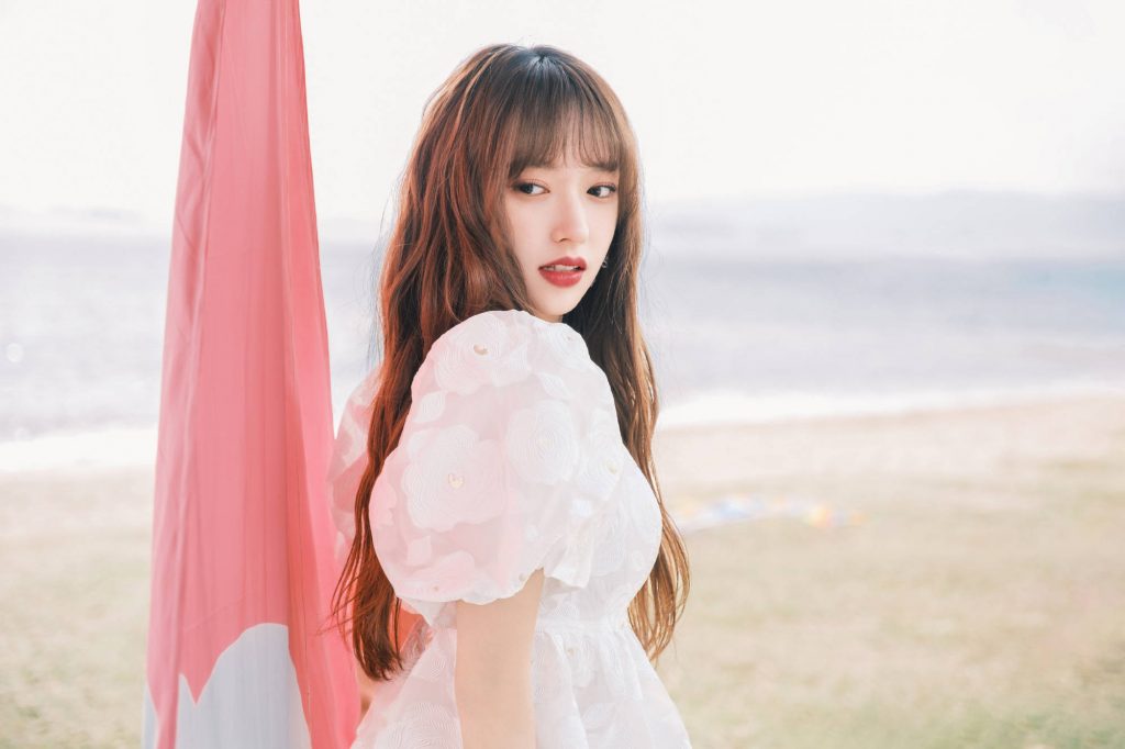 程潇穿紫色纱裙笑容甜美 灵动俏皮 