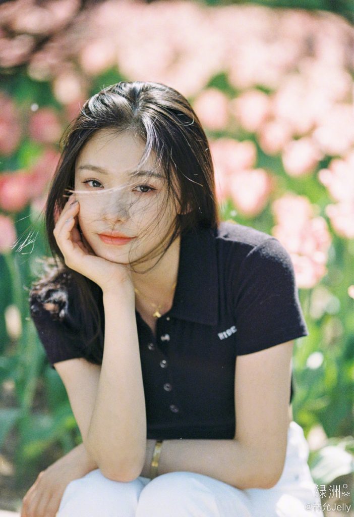 林允置身花海拍美照 对镜托腮发丝飞扬 