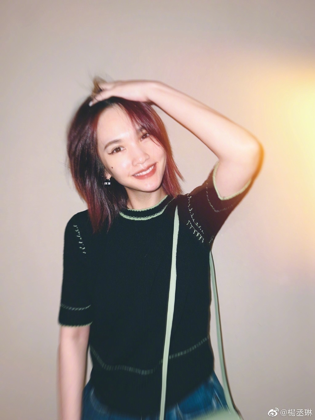 杨丞琳对镜头歪头灿笑 尽显鬼马少女感 