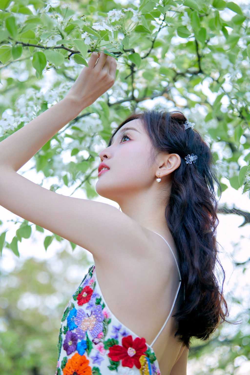 吴宣仪爬树上拍照 穿露背碎花裙明媚养眼 