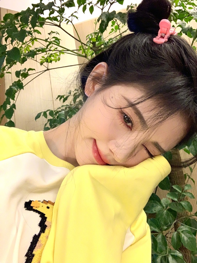 鞠婧祎库存美照释出 对镜头wink甜美可人 