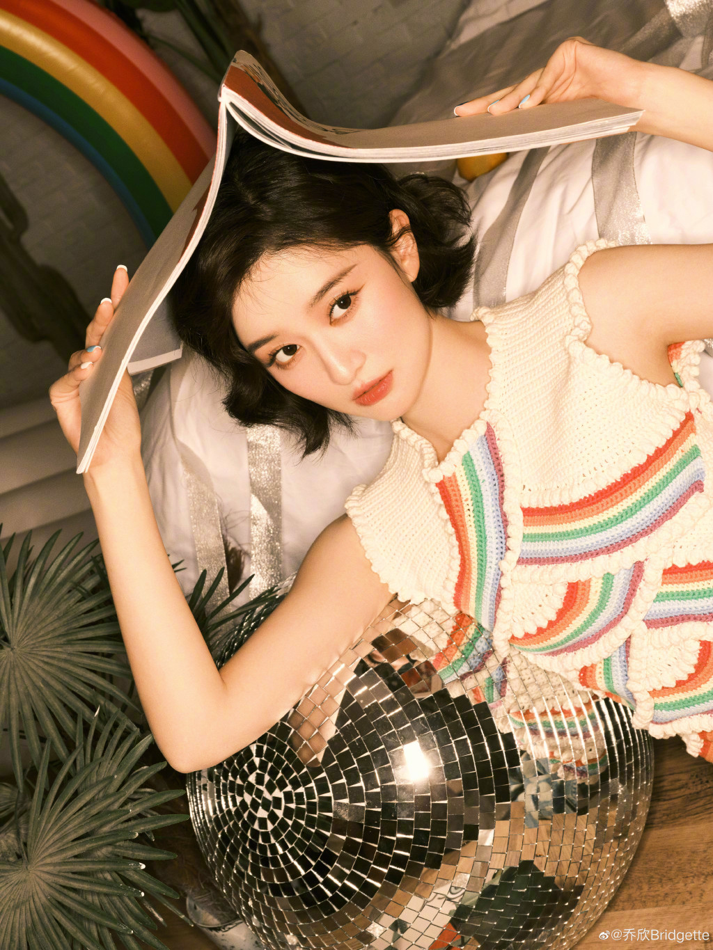 乔欣换短卷发变复古女郎 头顶书本俏皮灵动 